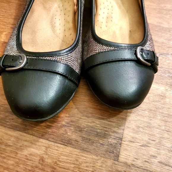 Craft and Borrow Ortholite Flats - Black and Grey with buckles - Size 8m - Picture 2 of 8